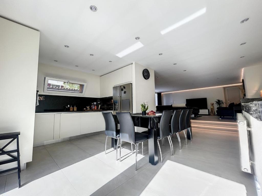 Appartement Moderne Avec Terrasse Et Piscine A Chatel Sur Bex Bagian luar foto